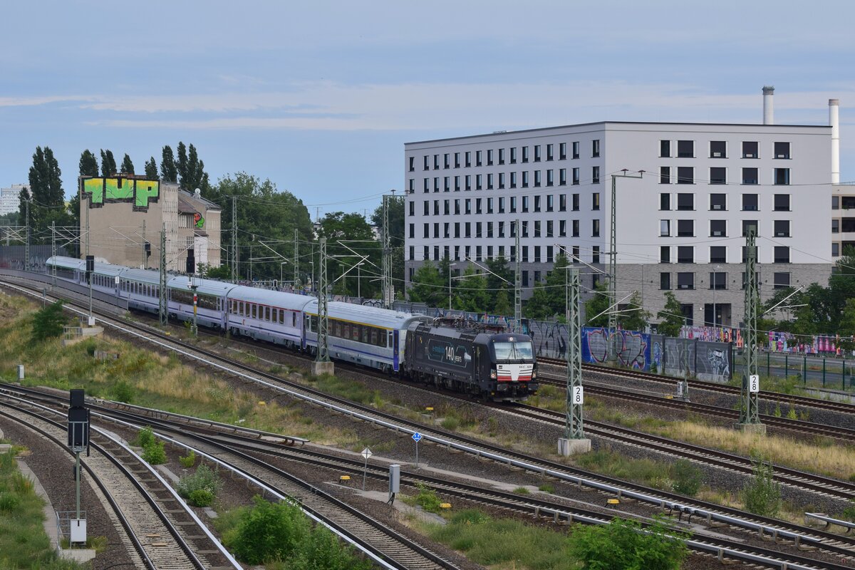 193 626  140 years e-mobility  durchfährt mit einem Eurocity aus Warschau Berlin Ostkreuz in Richtung Berlin Ostbahnhof.

Berlin 21.07.2023