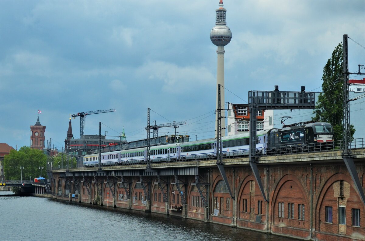 193 626-9 war am 12.06.2021 mit EC 49 nach  Warszawa W. unterwegs. Hier am S-Bahnhof Jannowitzbrücke.
Ort: Berlin, 12.06.2021