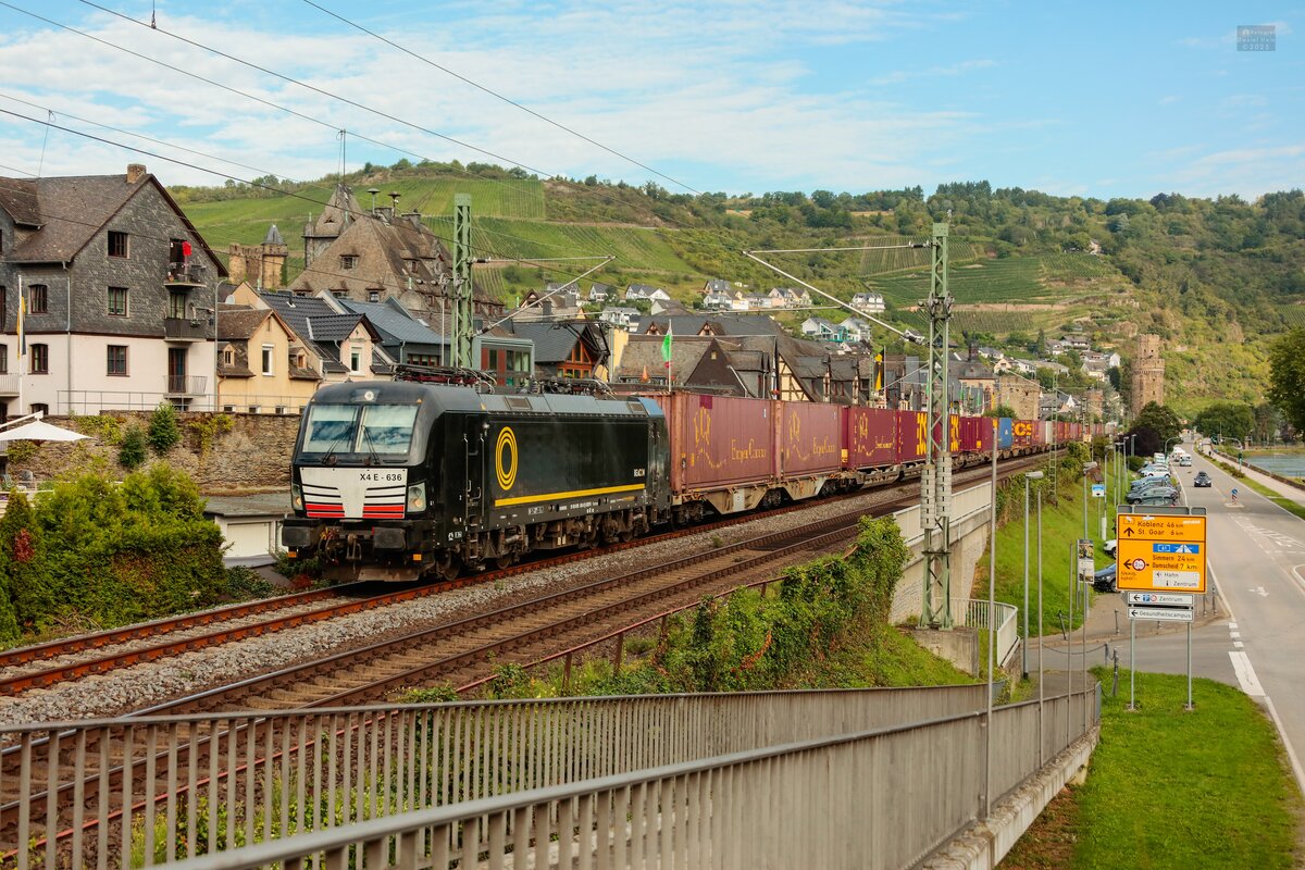 193 636 Beacon mit Containerzug in Oberwesel, August 2025.