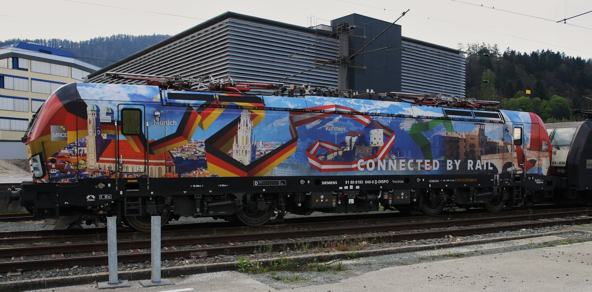 193 640-0  Connected by Rail  von TX Logistik steht am 23.4.2017 in Kufstein. Die Lok zeigt die 3 Länder, die sie mit den Güterzügen durchquert, Deutschland mit München, Österreich mit Kufstein und Italien mit Verona.
