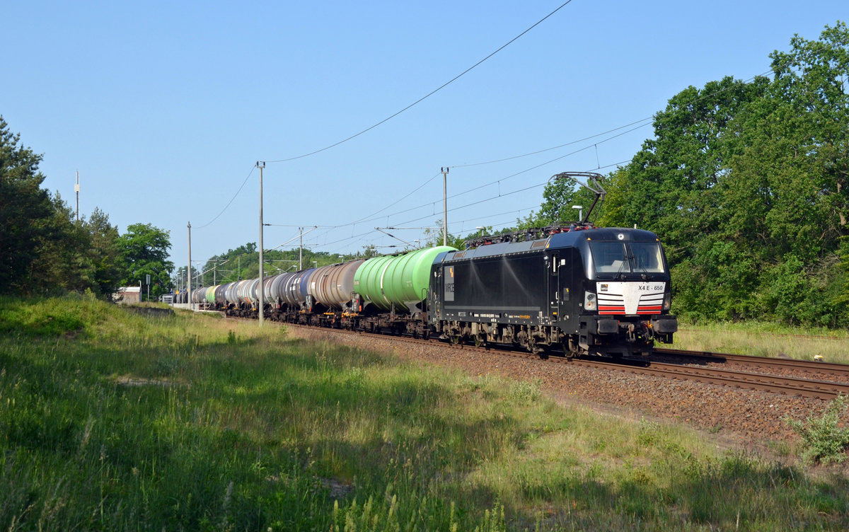 193 650 der MRCE schleppte am 13.06.20 einen Kesselwagenzug durch Burgkemnitz Richtung Wittenberg.