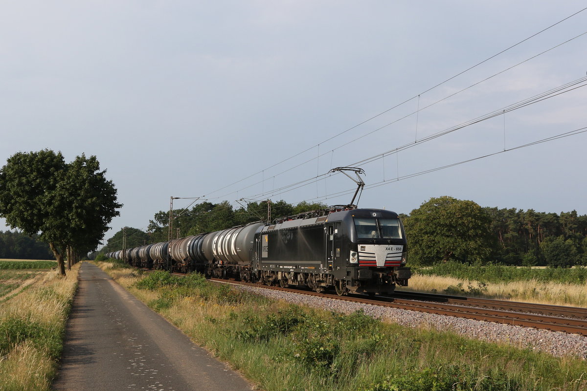 193 650 war am 27. Juni 2020 mit einem Kesselwagenzug bei Dörverden unterwegs.