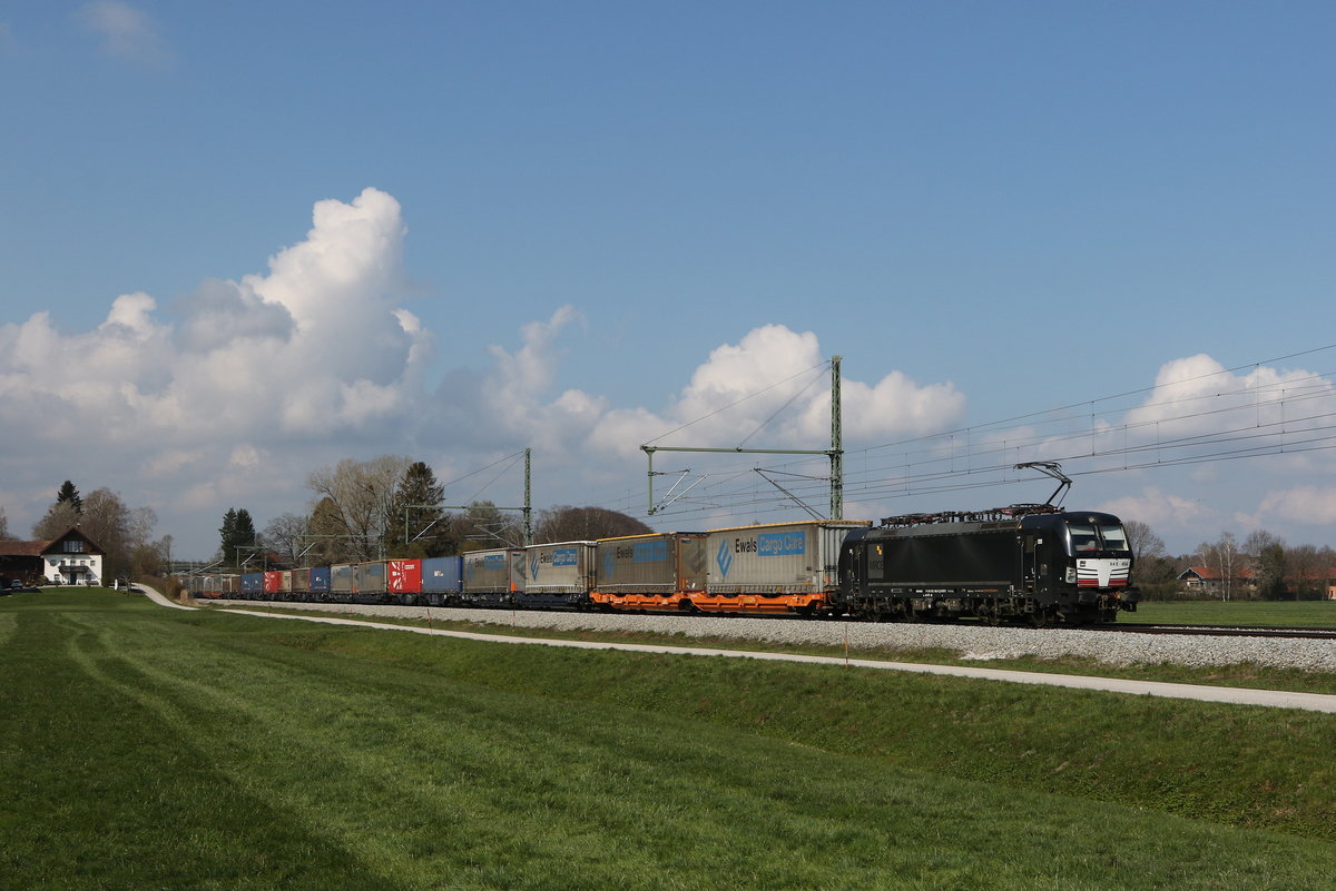 193 656 mit einem  KLV  aus München kommend am 16. April 2021 bei Übersee am Chiemsee.