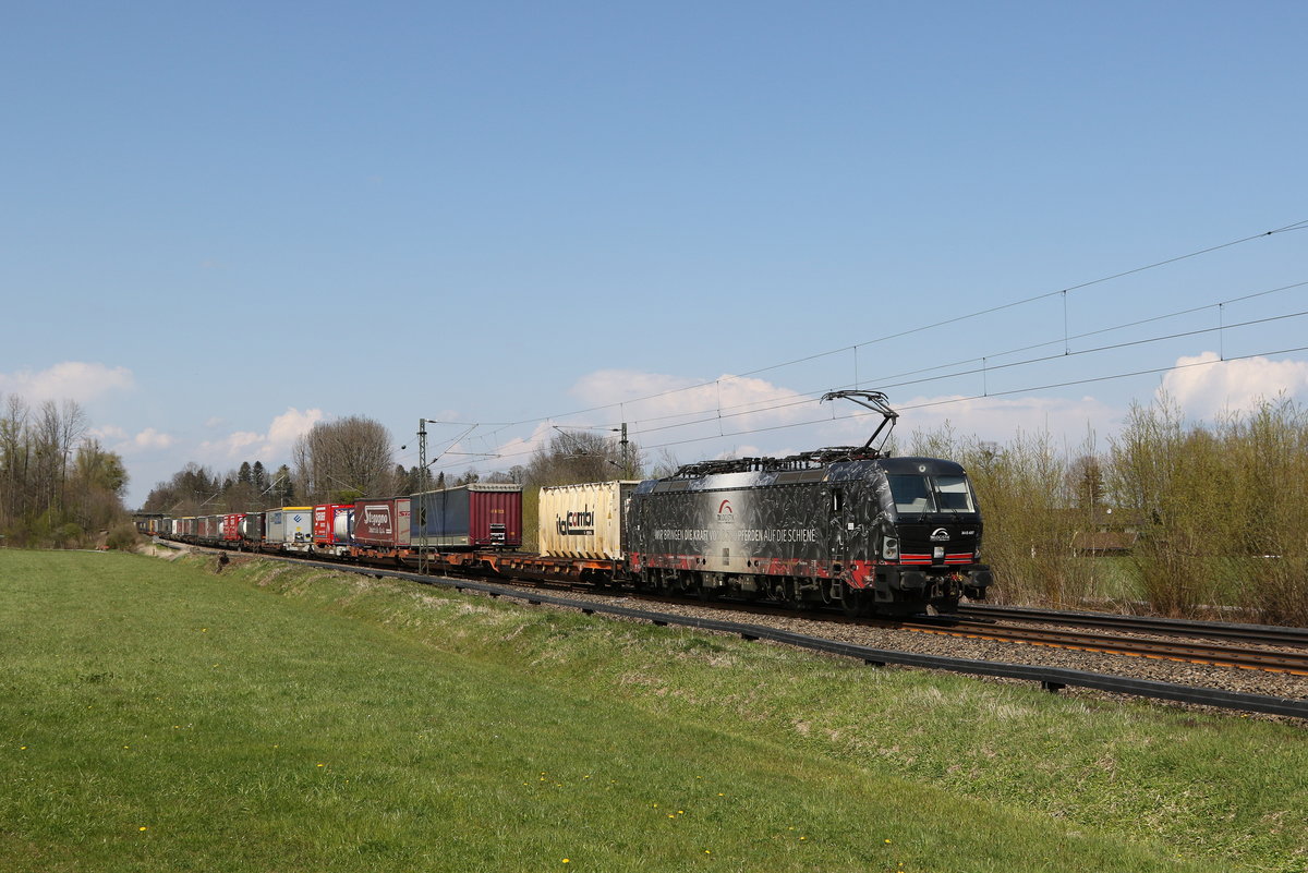 193 657  Pferdelok  war am 21. April 2021 mit einem  KLV  bei Brannenburg im Inntal in Richtung Kufstein unterwegs.