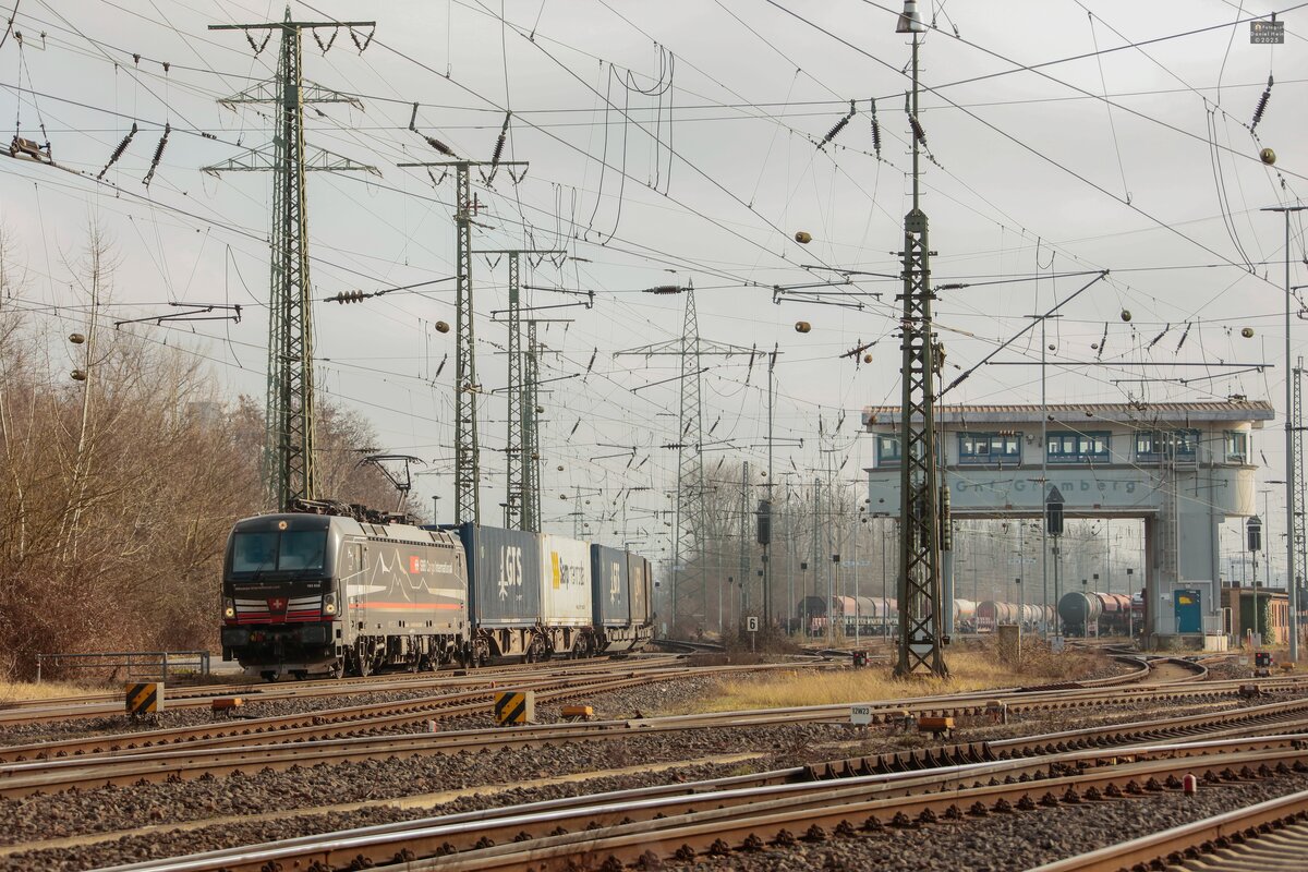 193 658 SBB Cargo International mit Containerzug in Köln Gremberg, Februar 2025.