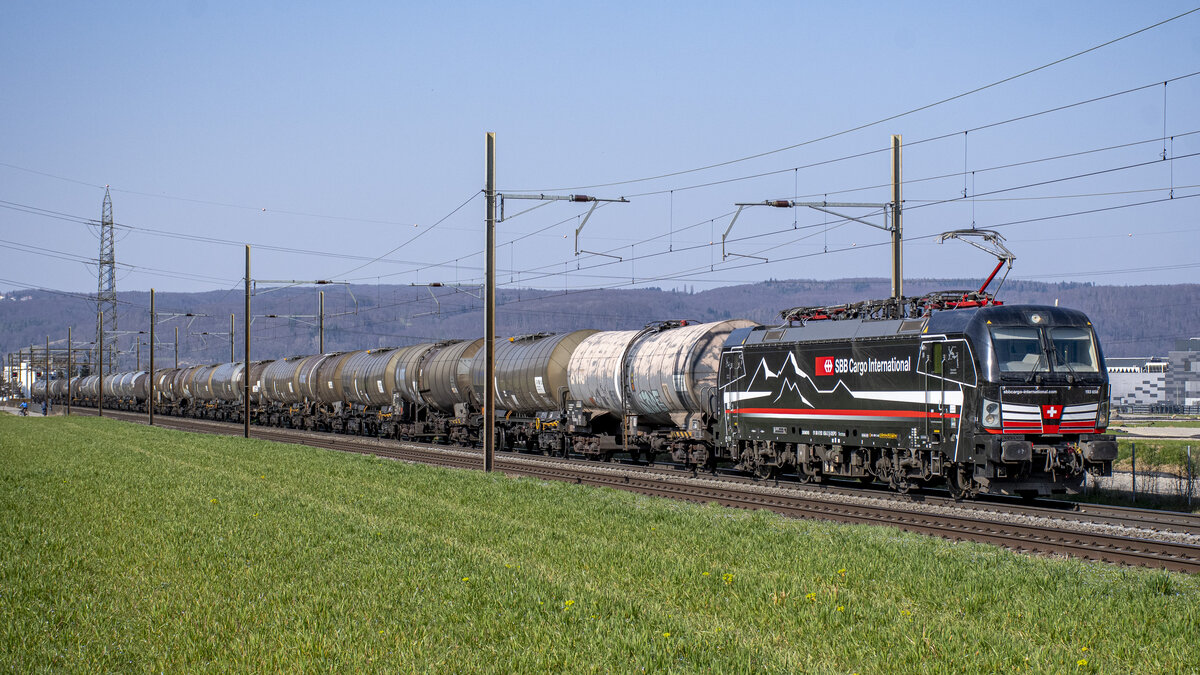 193 658  Vierwaldstättersee  ist mit einem leeren Kesselzug bei Frenkendorf unterwegs nach Cornaux, aufgenommen am 20.03.2022. Beste Grüsse zurück in die Lok und danke für den Gruss.