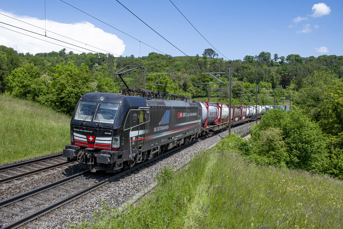 193 659  Die Güterbahnen  ist aus dem Süden kommend unterwegs in Richtung Basel, aufgenommen in Villnachern AG (CH) am 22.05.2023.