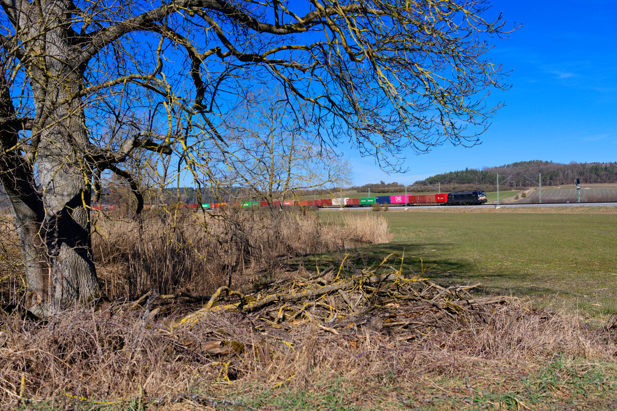 193 659 MRCE/Boxxpress mit einem Containerzug bei Oberdachstetten Richtung Ansbach, 06.03.2021