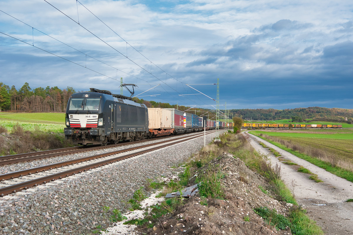 193 660 MRCE/TXL mit einem KLV-Zug bei Oberdachstetten Richtung Würzburg, 16.10.2019