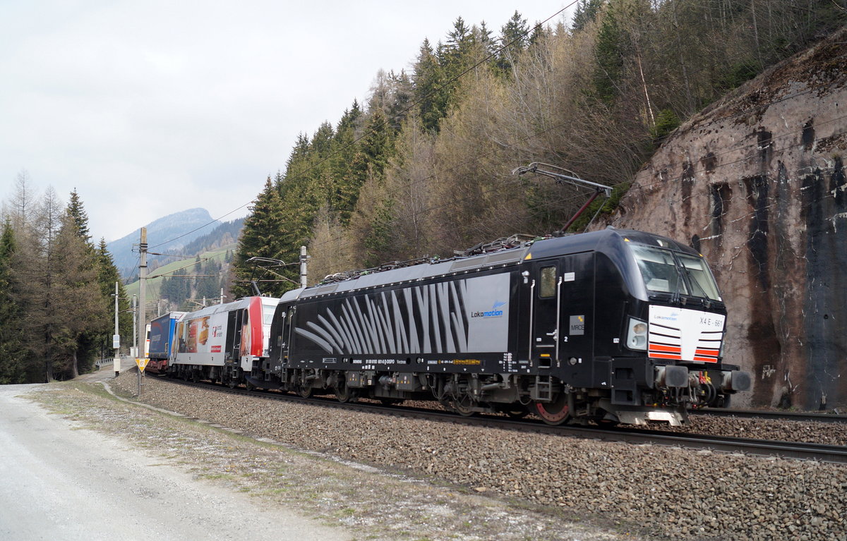 193 661 und 185 664 mit einem Paneuropa-/Terratrans-KLV Richtung Italien bei Gries am Brenner, 13.04.2019.