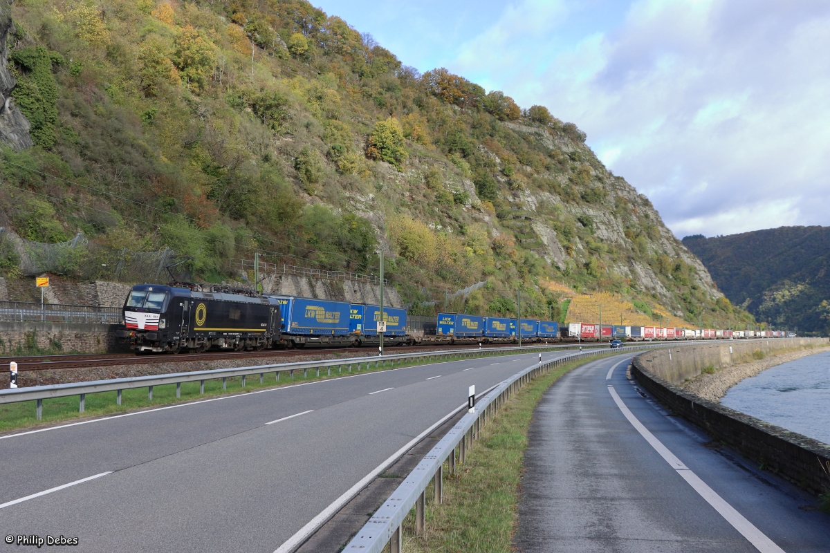 193 661-6 (Beacon / SBB Cargo International) mit einem Sattelaufliegerzug am Rhein in Hirzenach, 24. Oktober 2025