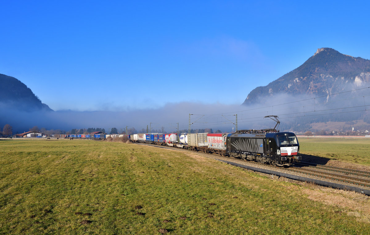 193 661 mit DGS 43119 am 19.12.2020 bei Niederaudorf.