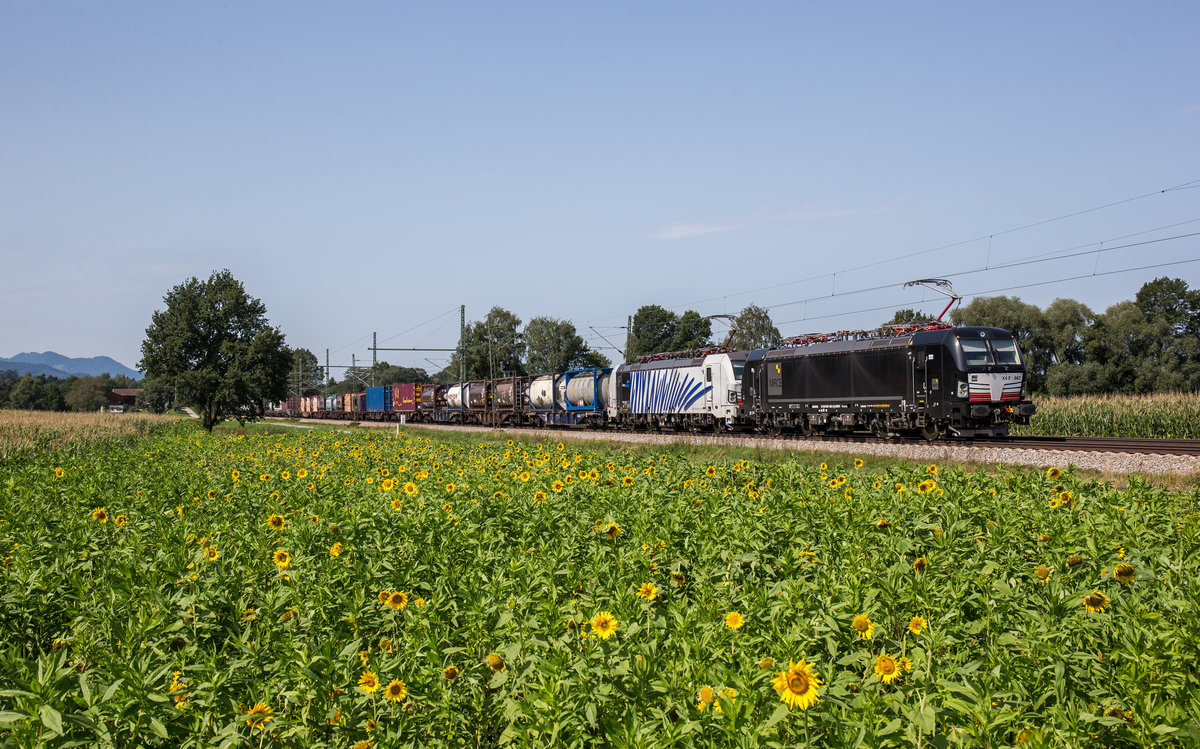 193 662 und 193 770 von Lokomotion fahren mit einem KLV am 26. August 2017 bei Übersee in Richtung Salzburg.