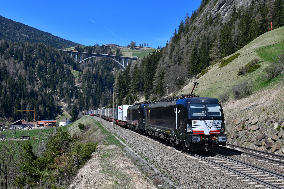 193 663 + 193 664 mit TEC 43823 am 21.04.2018 bei St. Jodok am Brenner. 