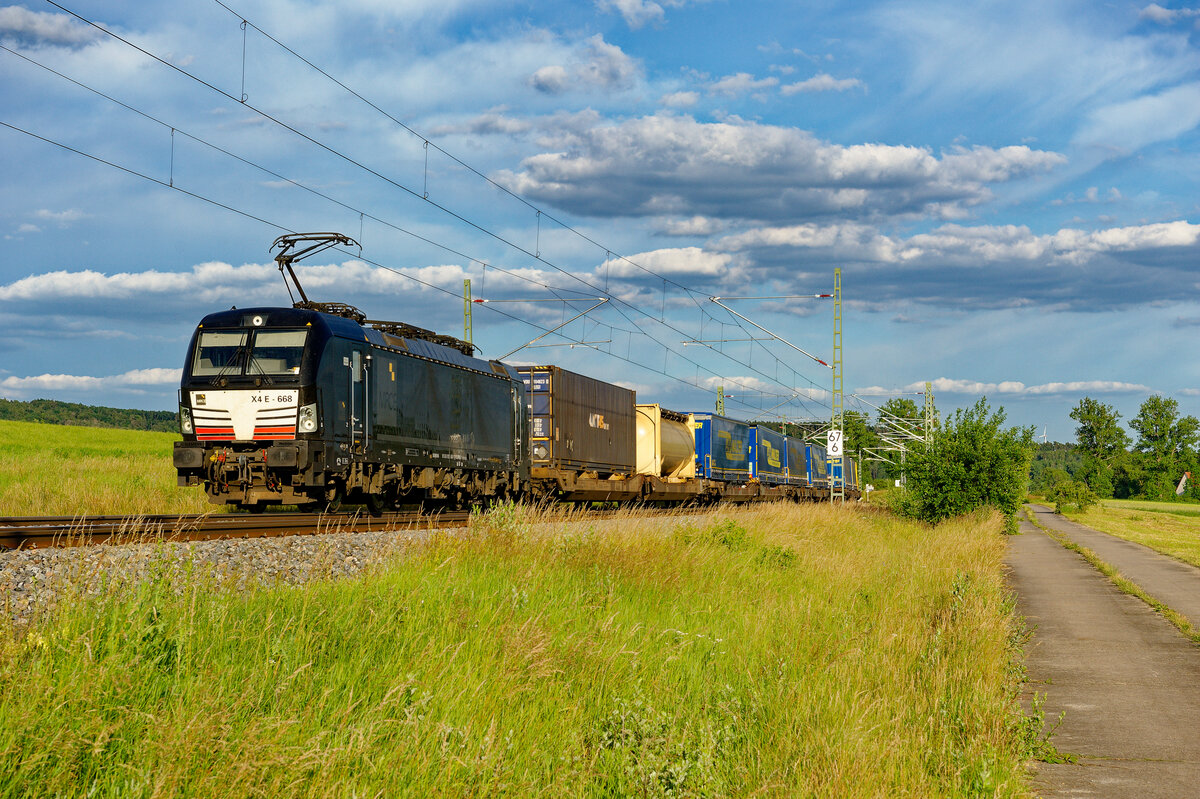 193 668 MRCE/TXL mit einem KLV-Zug bei Oberdachstetten Richtung Würzburg, 24.06.2020