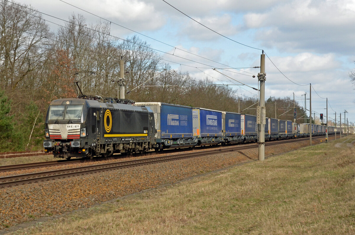 193 671 der BRLL schleppte am 17.03.24 für die LTE ihren Miratrans-KV durch Burgkemnitz Richtung Bitterfeld.