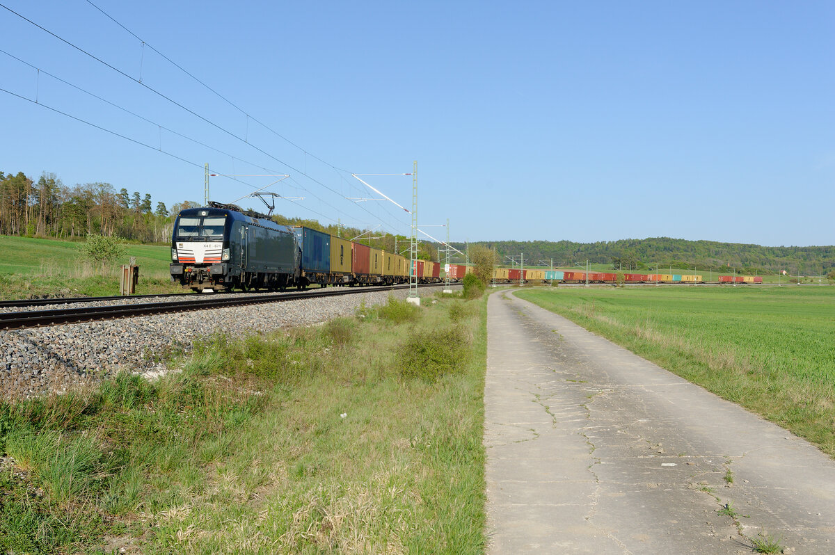 193 671 MRCE/Boxxpress mit einem Containerzug bei Oberdachstetten Richtung Würzburg, 25.04.2020