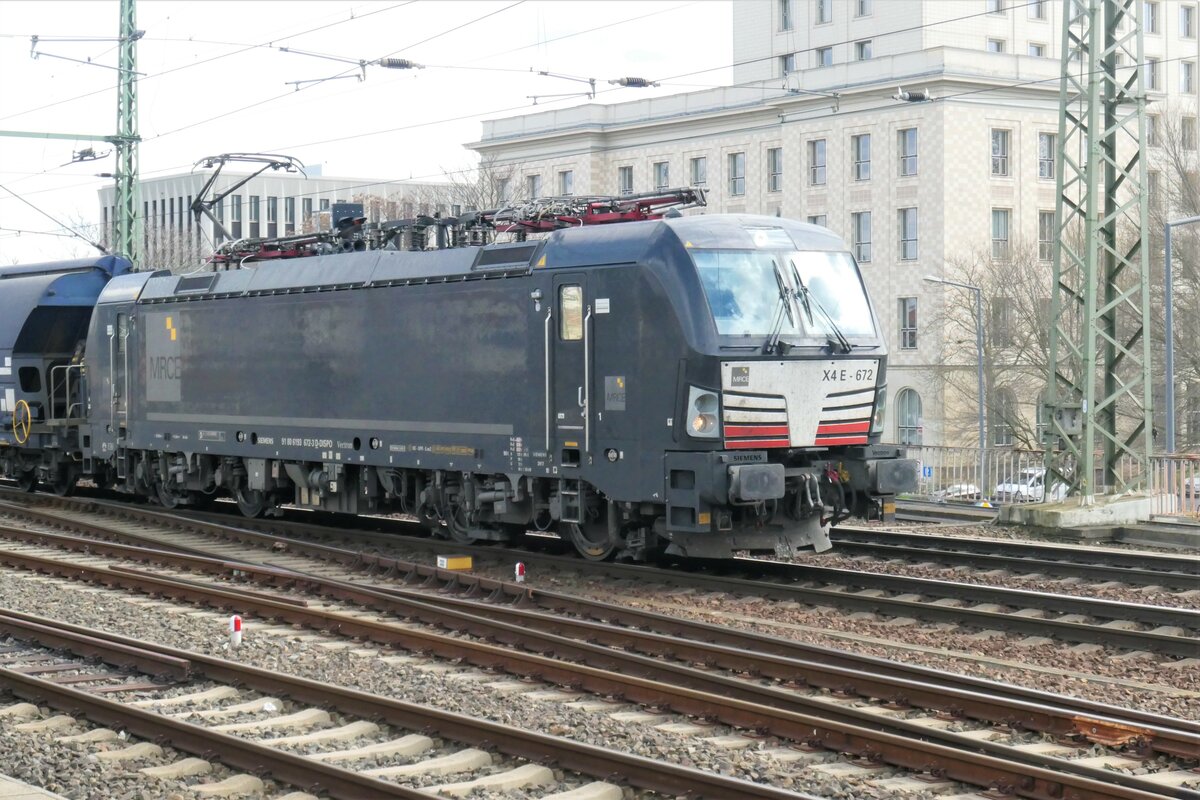 193 672 vor Güterzug in Dresden Hauptbahnhof, fotografiert am 30.03.2023