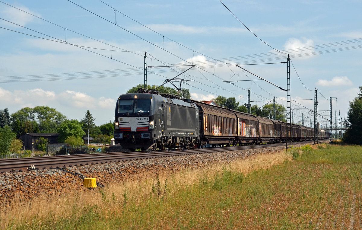 193 673 führte für TX Logistik deren leeren Papierzug von Rostock nach Italien. Hier rollt der Vectron durch Gräfenhainichen Richtung Bitterfeld.