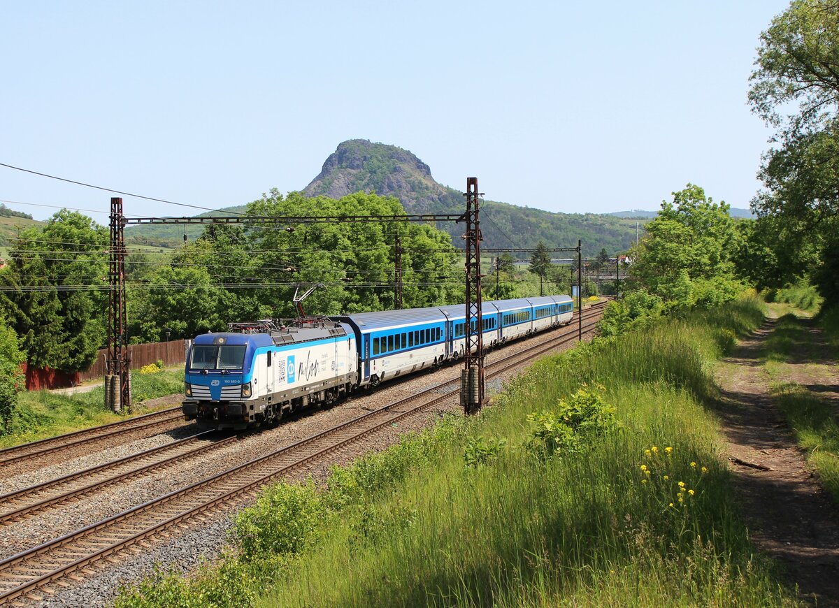 193 683-0 als R 612 fuhr am 27.05.23 durch Želenice nad Bílinou. 