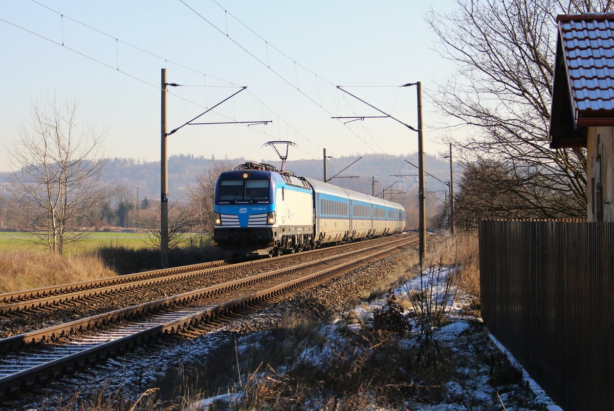 193 685-5 als R 616 zu sehen am 09.02.23 in Chotikov. Die Baureihe 193 löste die Baureihe 362 zwischen Cheb-Ústí nad Labem-Prag und Cheb-Plzeň-Prag ab.