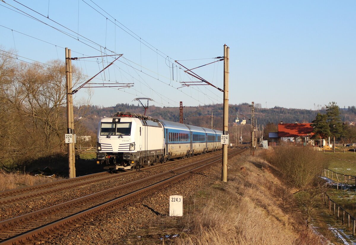 193 686 als R 612 zu sehen am 09.02.23 in Chotikov. Die Baureihe 193 löste die Baureihe 362 zwischen Cheb-Ústí nad Labem-Prag und Cheb-Plzeň-Prag ab.