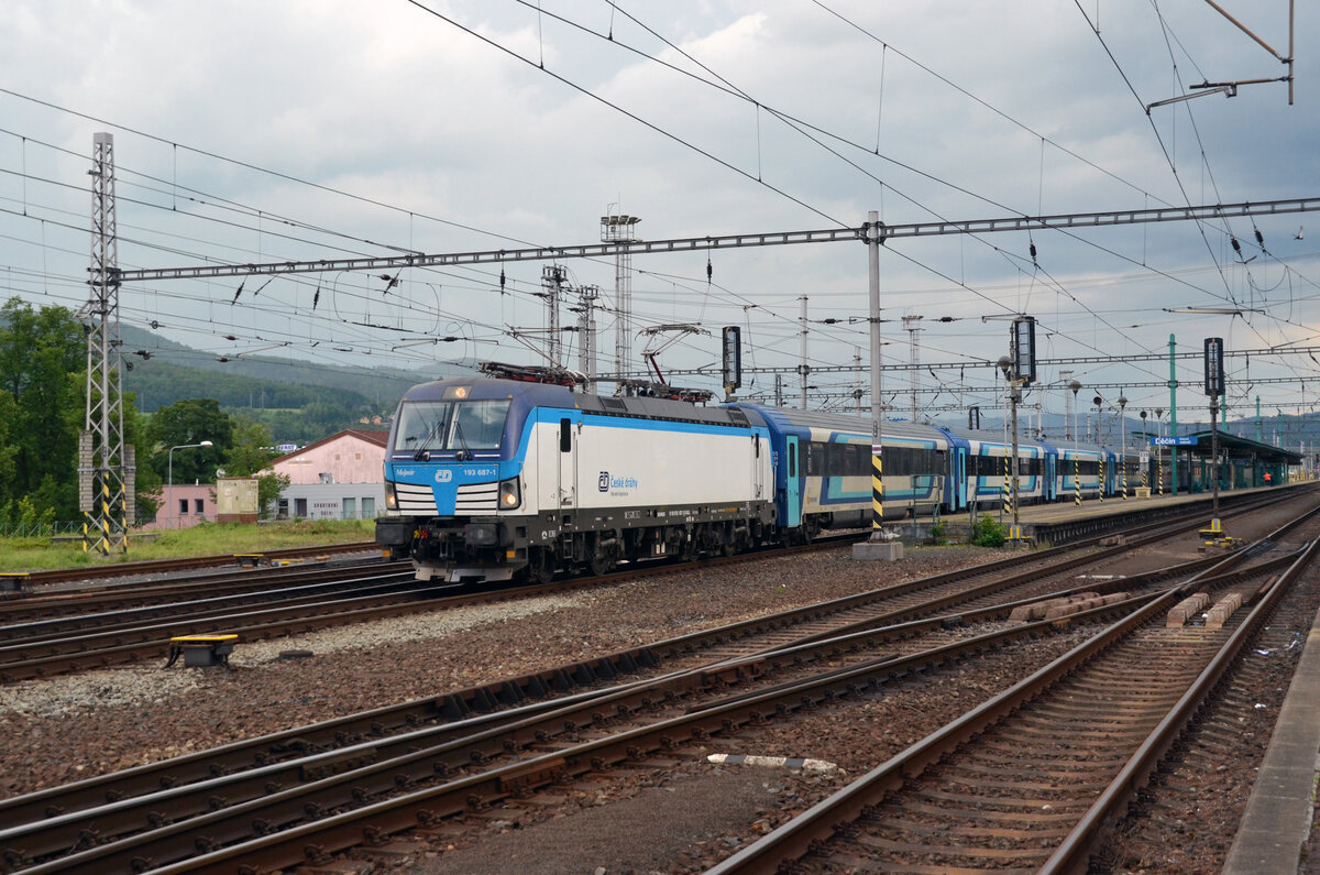 193 687 verlässt mit dem EC 172 am 25.05.24 Decin Richtung Dresden.
