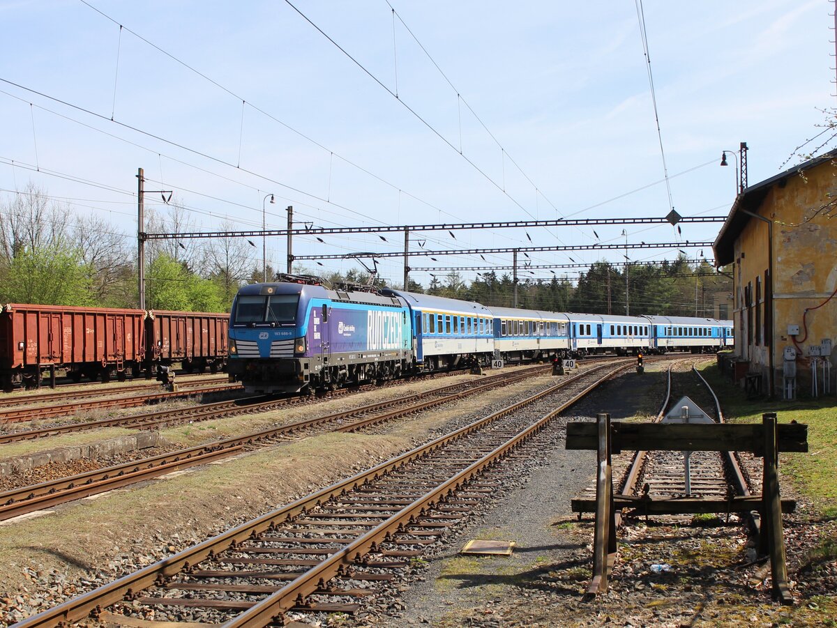 193 688-9 als IC 512 zu sehen am 06.04.24 bei der Einfahrt in Františkovy Lázně.