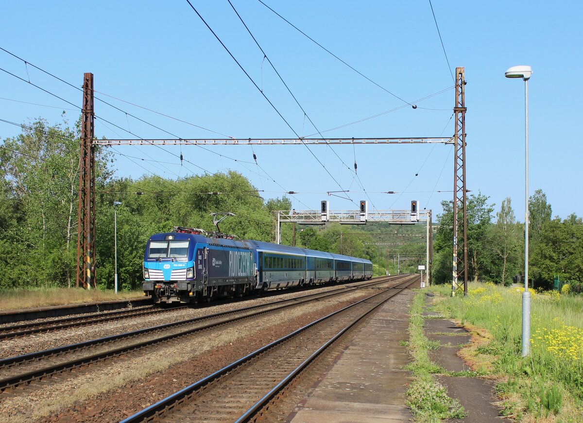 193 688 als R 607 fuhr am 27.05.23 durch Želenice nad Bílinou. 
