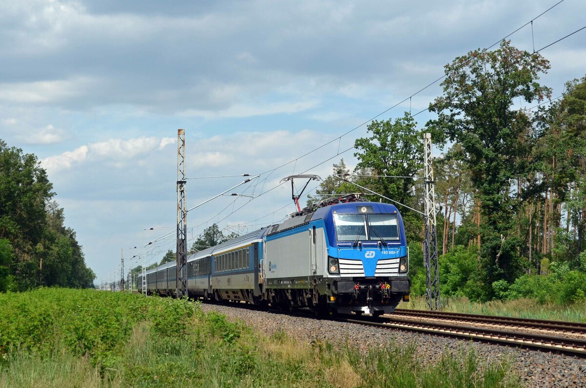 193 689 führte am 01.07.23 den verspäteten EC 379 durch Marxdorf Richtung Zeithain.