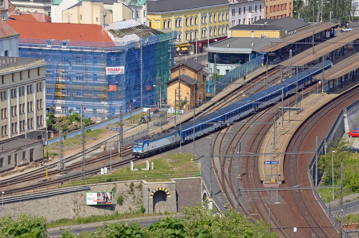 193 690 verlässt mit dem R 610 nach Cheb am 27.05.23 Usti nad Labem Richtung Most. Fotografiert von der Vetruse aus.