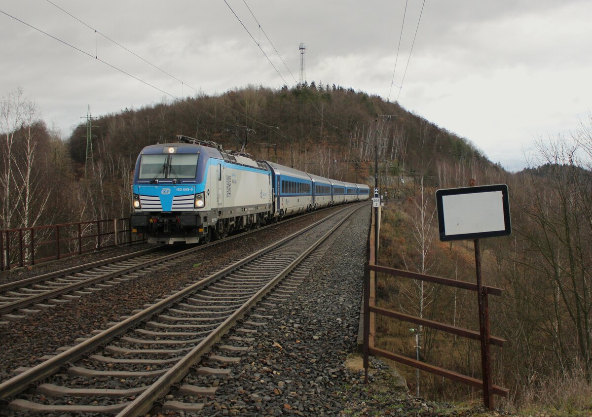 193 699-6 als R 618 zu sehen am 31.12.22 in Královské Poříčí. Foto entstand vom Bahnsteigende!