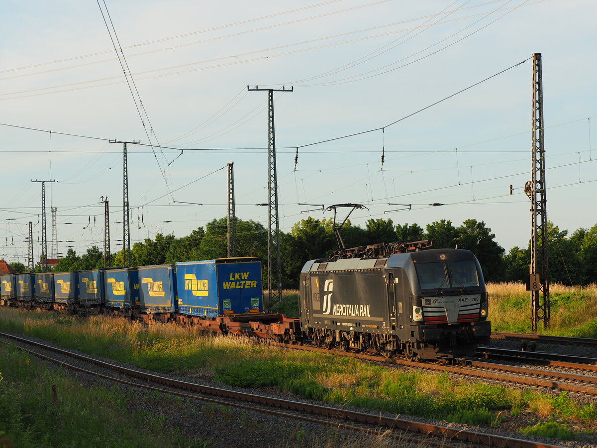 193 700-2 (X4E-700), vermietet von MRCE an Mercitalia, zieht einen LKW-Walter - Zug durch Großkorbetha Richtung Süden.

Großkorbetha, der 15.06.2022