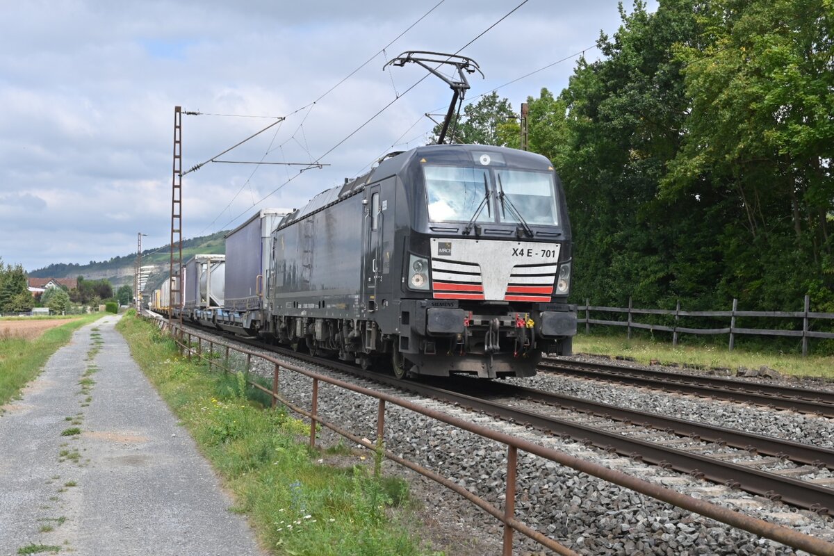 193 701 von MRCE mit dinem Klv durch Thüngersheim gen Veitshöchheim  am 24.8.2021 