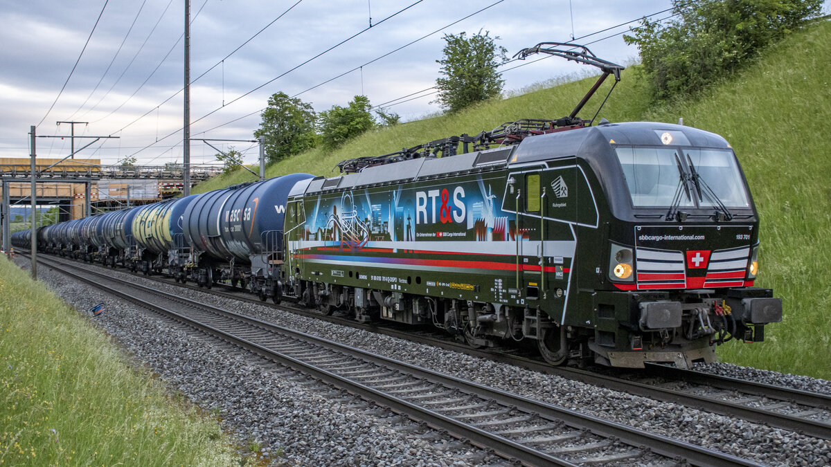 193 701  Ruhrgebiet  ist kurz vor Glattfelden (CH) unterwegs zum Tanklager Rümlang. Aufgenommen am Abend des 24.05.2022. Beste Grüsse zurück in die Lok und danke für den Gruss.