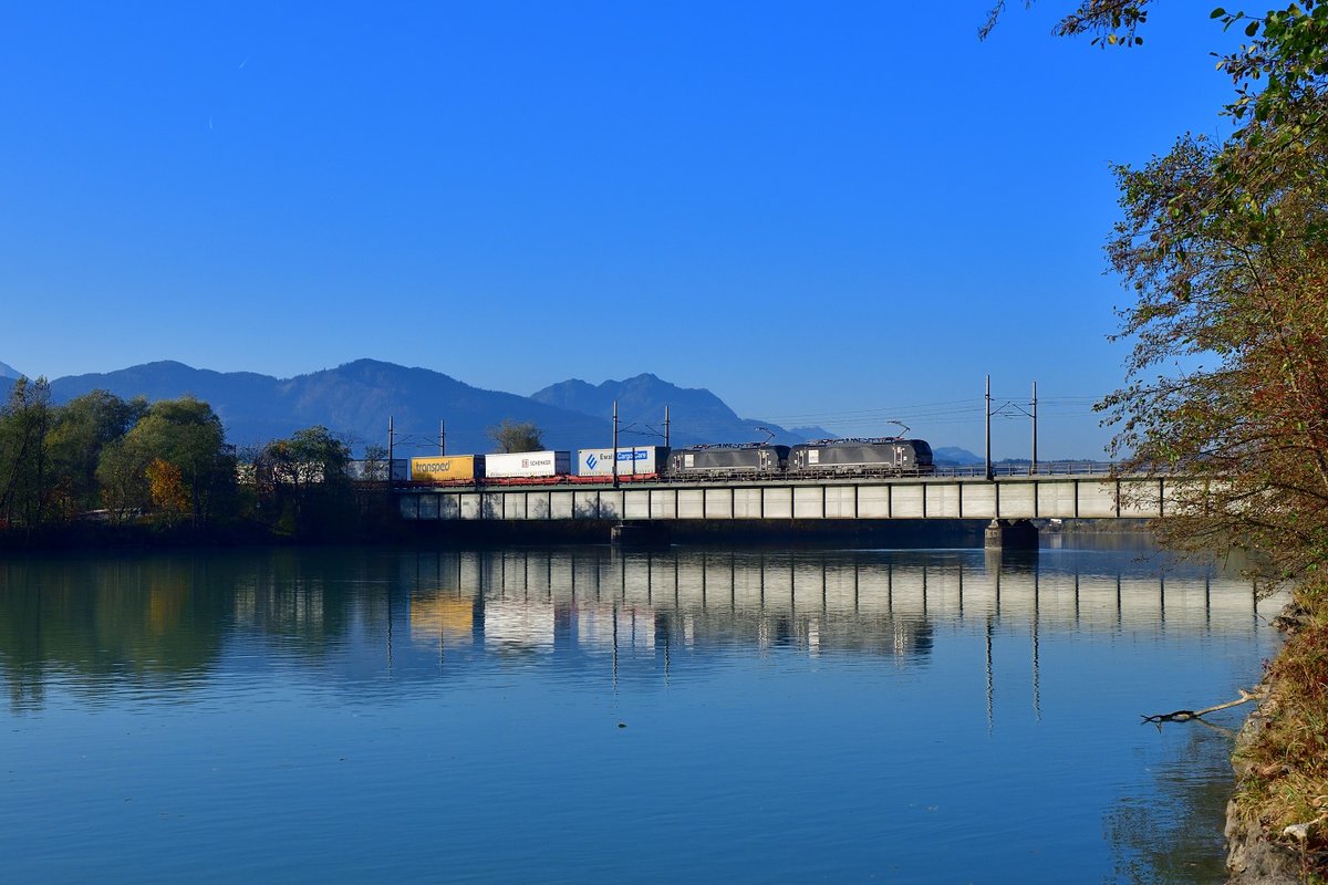 193 705 + 193 703 mit einem KLV am 26.10.2019 bei Kirchbichl.