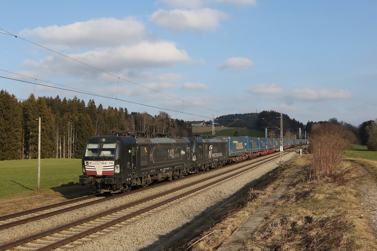 193 710 und 193 709 mit dem  WALTER-KLV  aus Salzburg kommend am 12. Februar 2023 bei Hütt im Chiemgau.