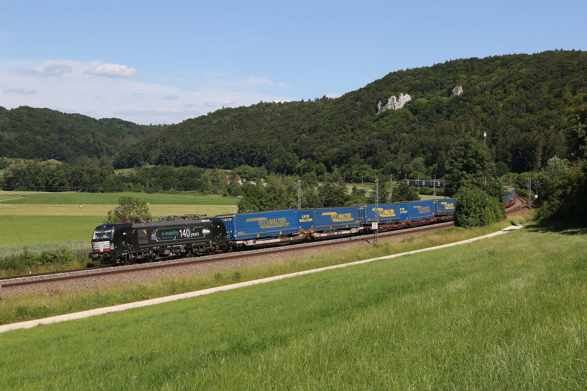 193 710 mit dem  Walterzug am 24. Juni 2020 bei Dollnstein im Altmühltal.