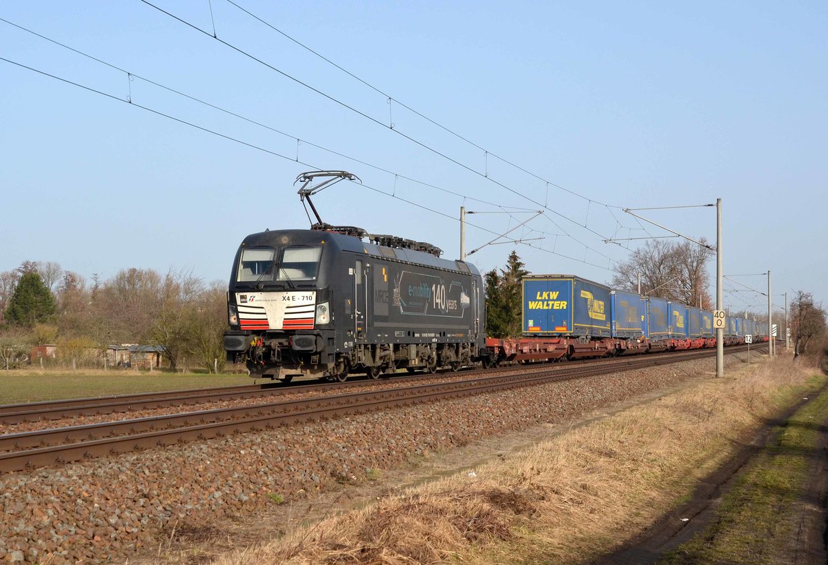 193 710 wirbt auf ihren Seitenflächen für 140 Jahre E-Mobilität. Für die Mercitalia Rail schleppte der MRCE-Vectron am 25.02.21 einen LKW-Walther-KLV durch Jeßnitz Richtung Bitterfeld.