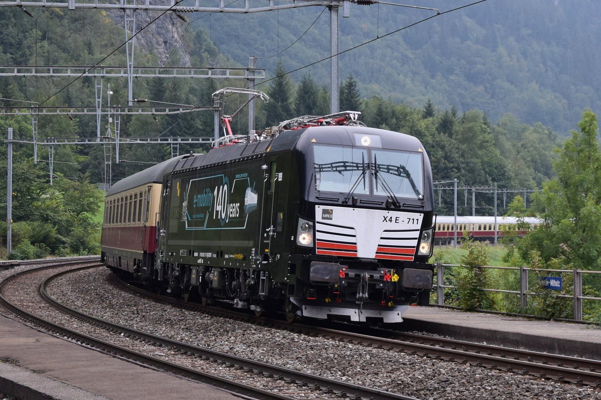 193 711 mit TEE AKE Rheingold bei der Durchfahrt in Blausee-Mitholz in Richtung Domodossola am 18.09.2019.