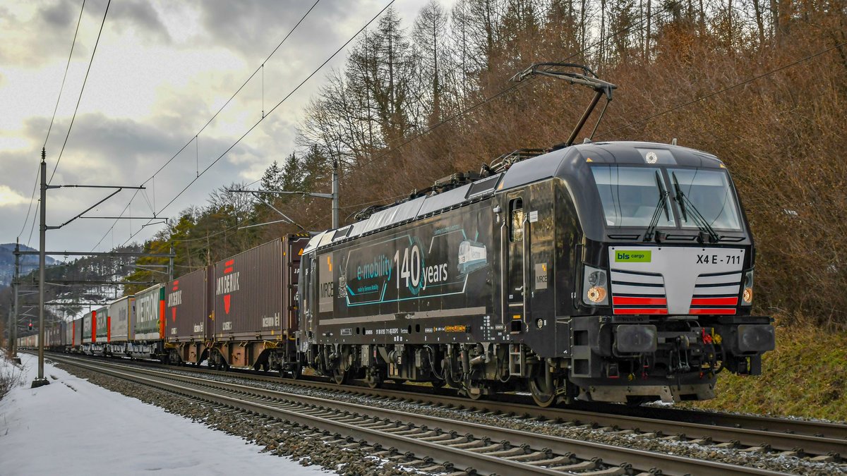 193 711 ist unterwegs in den Süden, aufgenommen bei Villnachern AG am 26.01.2021.