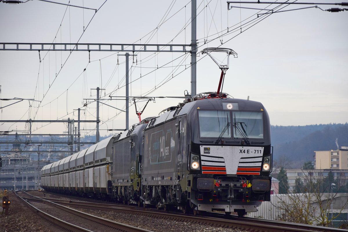 193 711 zusammen mit 193 715 bei der Ausfahrt aus Brugg AG (CH) in Richtung Baden am 18.12.2019.
