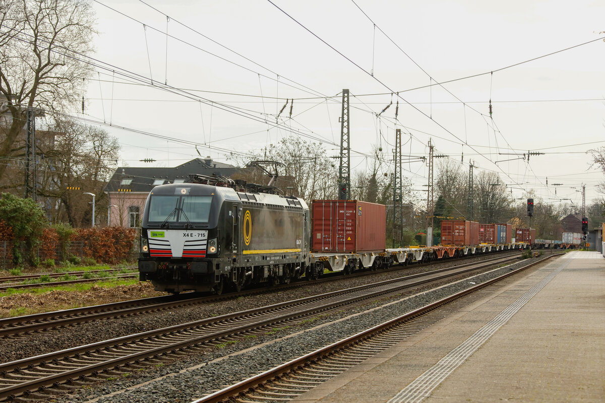 193 715 Beacon mit Containerzug in Hilden, März 2024.