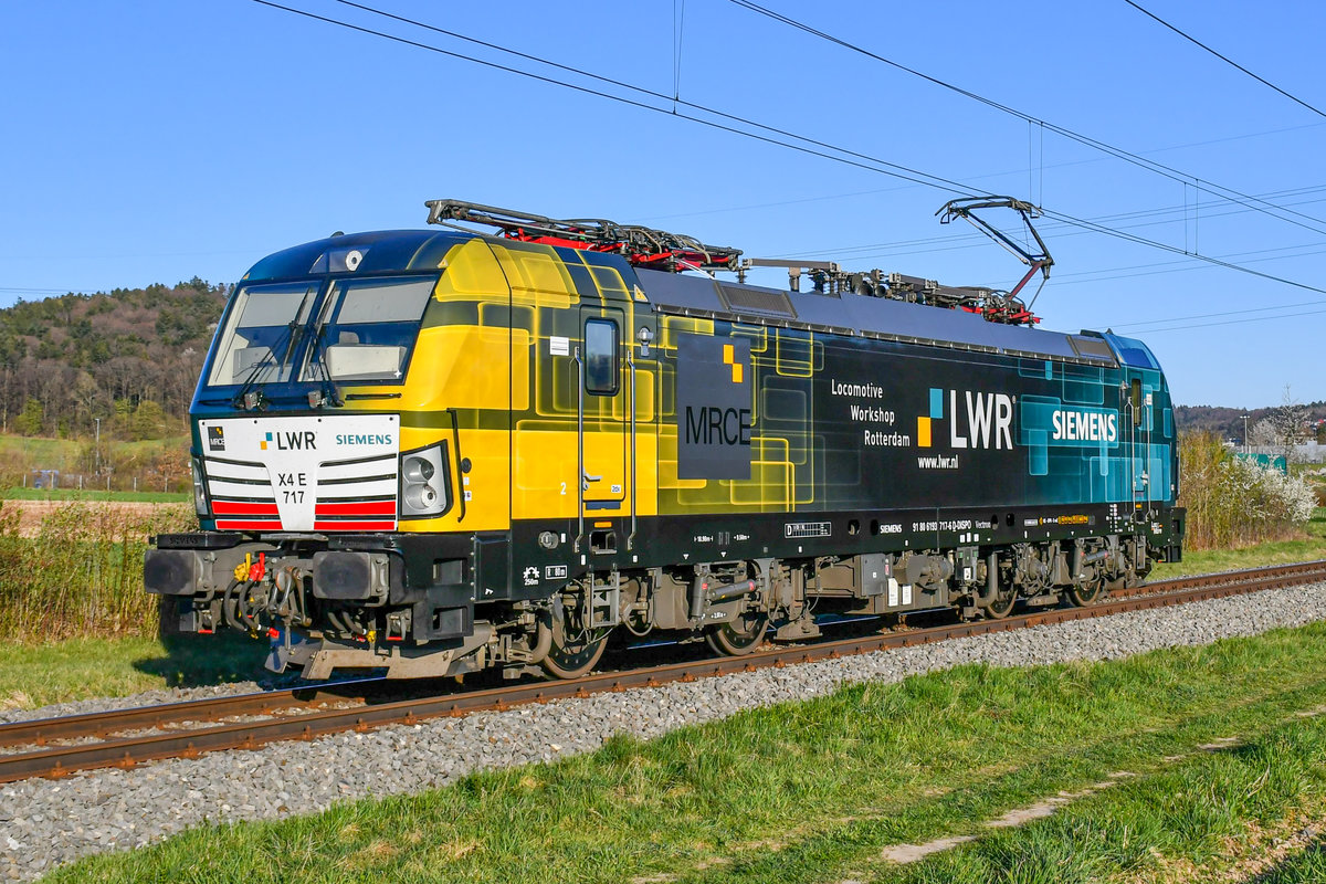 193 717 als Lokzug unterwegs in der Abendsonne von Wettingen AG (CH), aufgenommen am 04.04.2021.