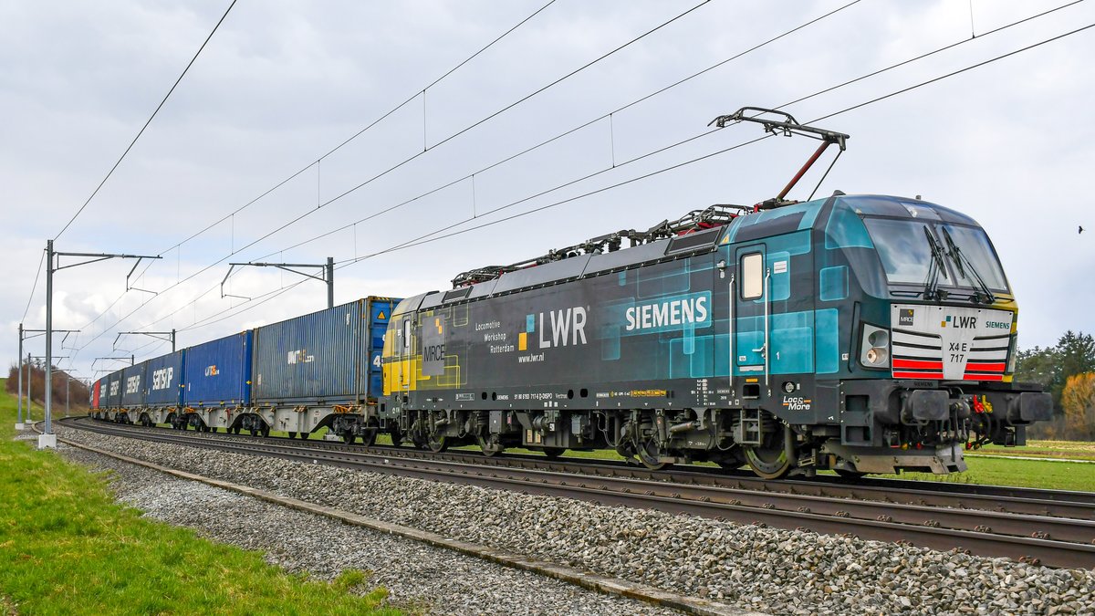 193 717 auf dem Weg in den Süden zwischen Boswil und Muri AG am 18.03.2021.