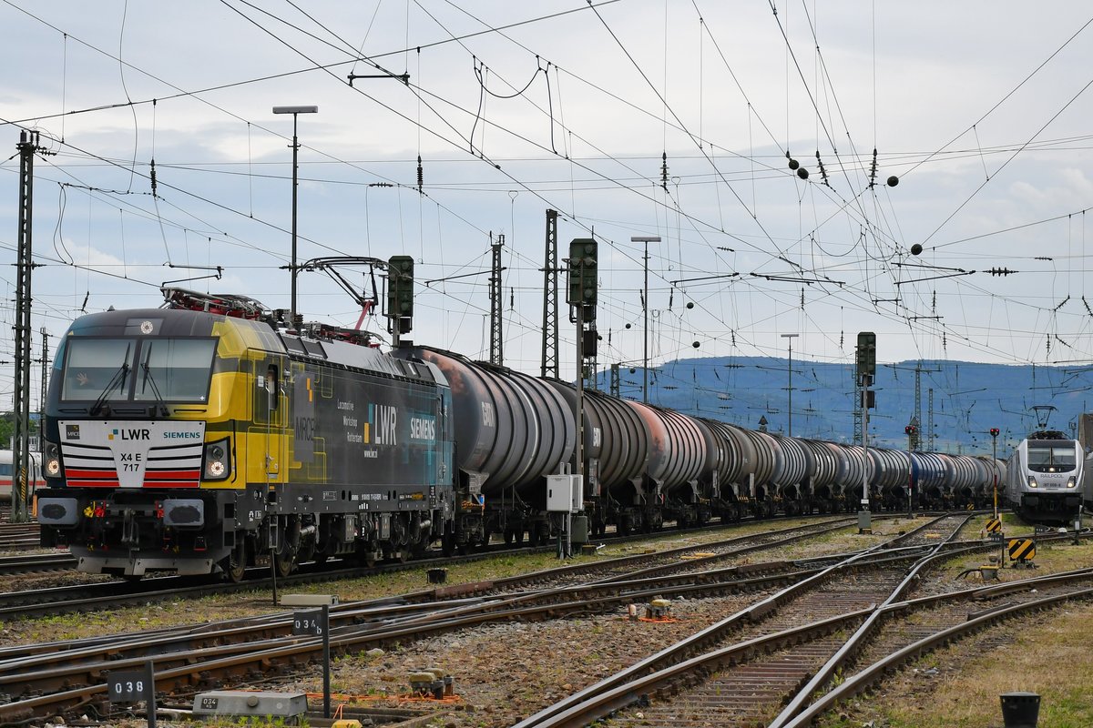 193 717 mit einem leeren Kesselzug am Haken Richtung Holland bei der Durchfahrt in Basel Badischer Bahnhof am Nachmittag des 22.05.2020.