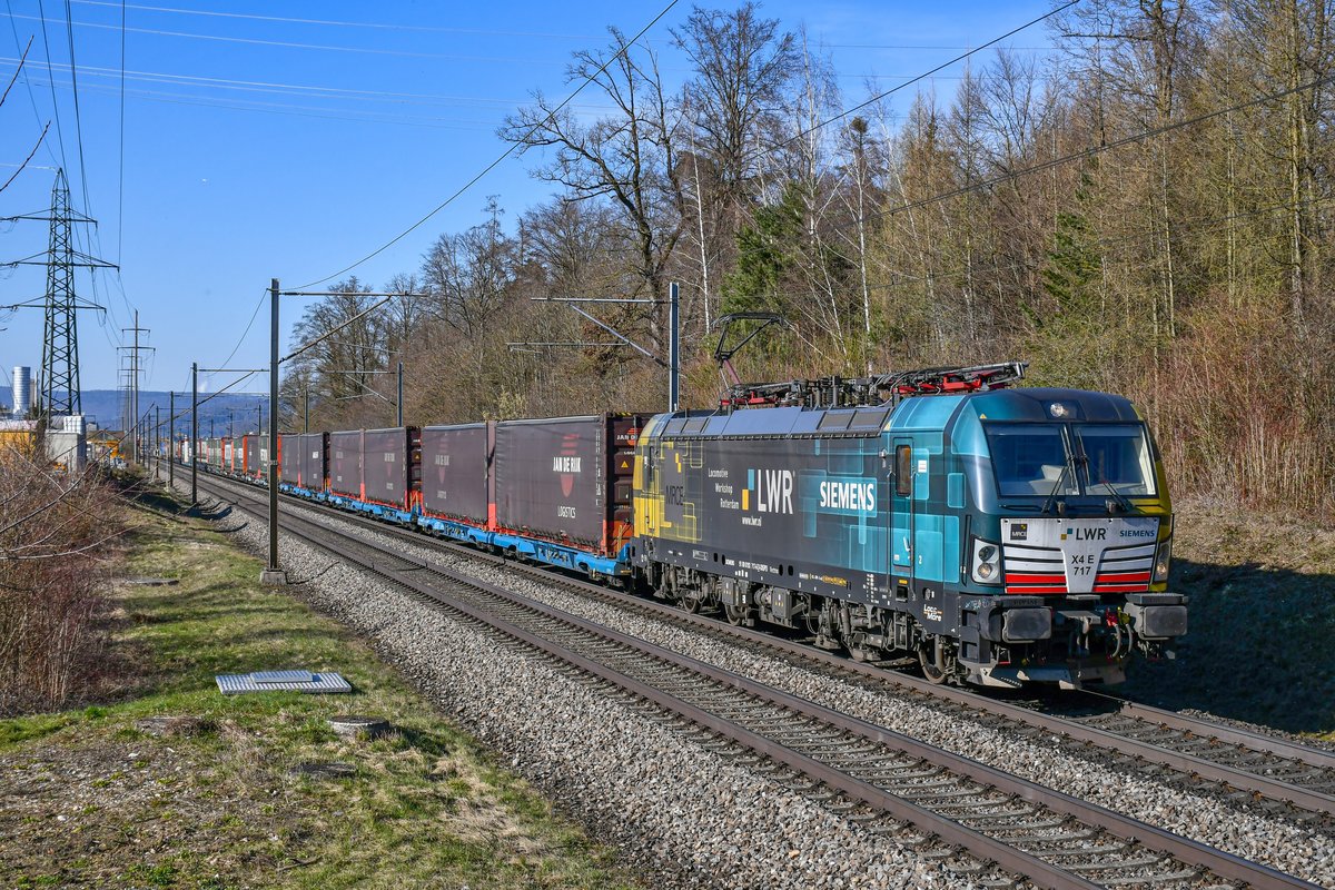 193 717 ist mit einiger Verspätung auf dem Weg in den Süden, aufgenommen bei Brunegg AG am 24.03.2021.