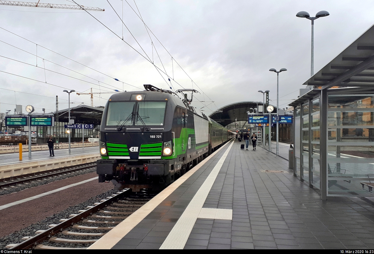 193 721-8 (Siemens Vectron) der ELL Austria GmbH (European Locomotive Leasing), vermietet an die Salzburger Eisenbahn Transportlogistik GmbH (SETG), im Einsatz für die Flixtrain GmbH (Flixmobility GmbH), als FLX76307 (FLX 10) von Berlin Hbf (tief) nach Stuttgart Hbf, mit Umleitung über Mannheim Hbf und Heidelberg Hbf, erreicht Halle(Saale)Hbf auf Gleis 6 bei Regenwetter.
(Smartphone-Aufnahme)
[10.3.2020 | 16:23 Uhr]