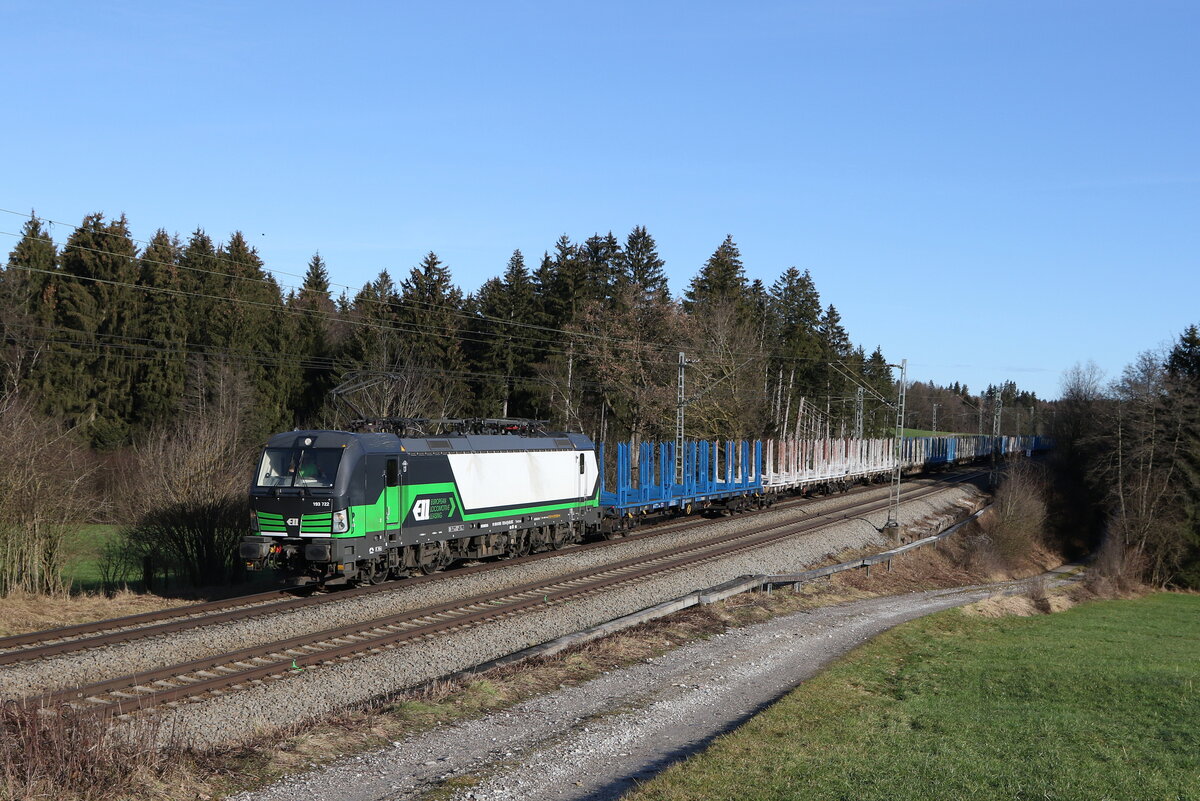 193 722 von  ELL  mit einem  SETG-Holzzug  aus Salzburg kommend am 30. Dezember 2022 bei Grabenstätt im Chiemgau.