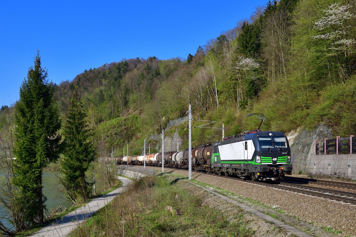 193 722 mit einem Knickkesselzug am 15.04.2019 bei Ingling.